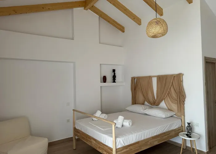 Nikludin & Tatil Evi Laganas